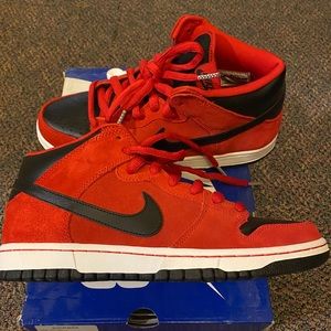 Nike dunk mid pro SB sport red black